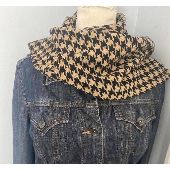 Calvin Klein Houndstooth Knit Scarf - Picture 1 of 14